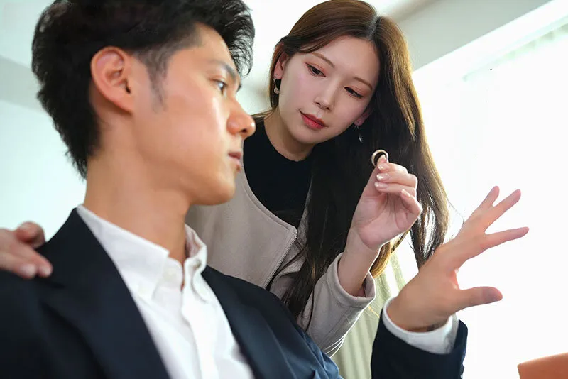 Vợ yêu đi đi chơi, ông chồng ở nhà bị nhỏ em cô vợ gạ làm tình không trượt phát nào